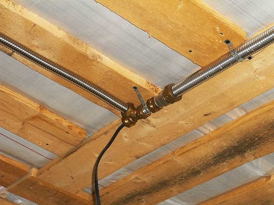 Проводка под потолком в деревянном доме
